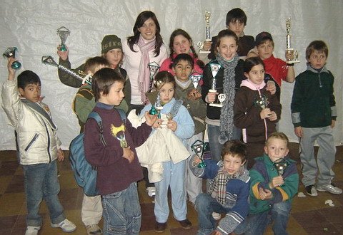 El grupo entero con los trofeos conseguidos (Marcela Colautti).