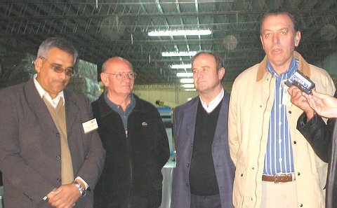 Los máximos directivos de Apro Agro, detrás el flamante depósito.