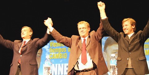 Hermes Binner, Leandro Lamberti y Gonzalo Toselli saludan al finalizar el acto (Prensa: Leandro Lamberti).