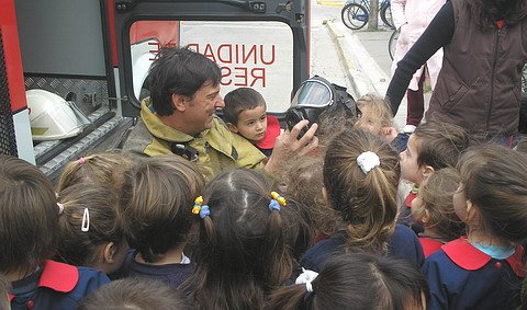 Adrián Cravero, rodeado de pequeños de sala de tres años.