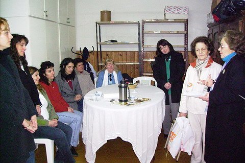 Los ex docentes en momento de la entrega (Foto: Melchiori).