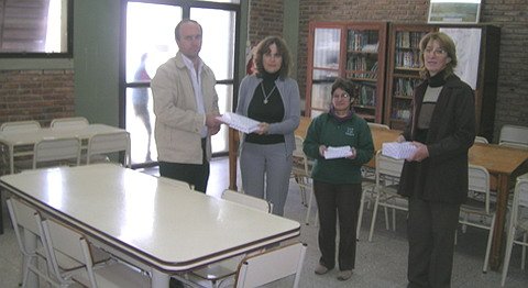 Bolatti junto a las directivas del colegio, durante la entrega del material (Prensa Steigleder).