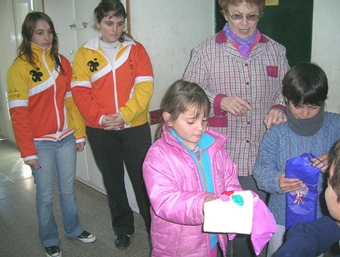 Las alumnas entregando las bufandas (Prensa escuela Steigleder).