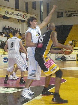 Aubry volvió a ser determinante, como en su anterior estadía en el equipo.