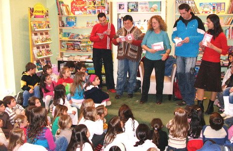Grandes y chicos disfrutaron de la lectura de diversos cuentos en la voz de su autora (Elvio Saravia).