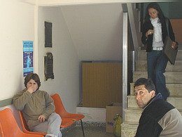 La placa, a la izquierda de la escalera que lleva al Concejo, difícil de advertir.