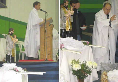 El momento de la homilia y bendición de panes a cargo de los sacerdotes.