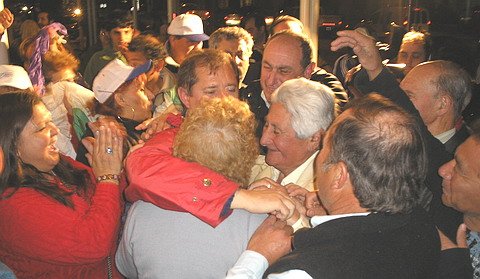 Una imagen repetida: el cariño de la gente que horas después de decretada la victoria seguía acercándose al centro de Participación Vecinal para mostrar su respaldo.