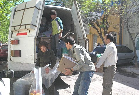 El momento de la carga de los elementos al colectivo.