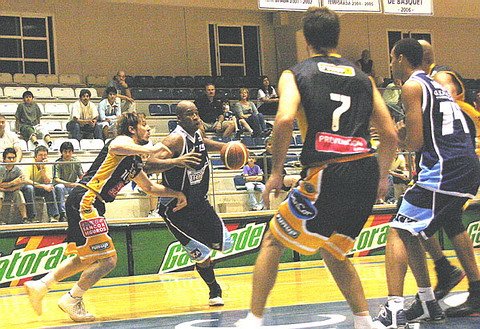 A pura lucha, así fue por momentos el partido (Prensa Libertad).
