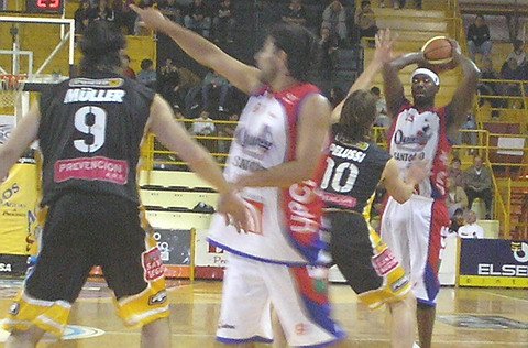 Brown, el ex Libertad, fue el goleador de la noche con 29 tantos.