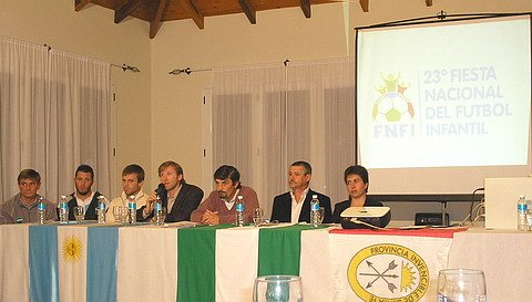 En la mesa, las autoridades del club y el intendente. Detrás la imagen identificatoria de la Fiesta.