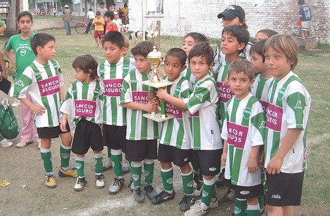 Los pequeños de la categoría 2000, campeones en Calchaquí, con la copa conseguida.