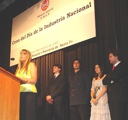 Representantes de la empresa local, recibiendo la distinción (Se Despierta).