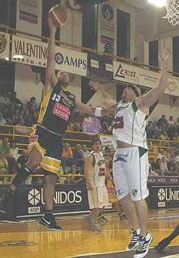 Mariano, en el último partido de local, frente a Atenas.