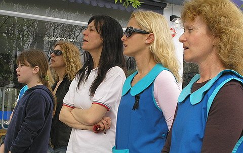 Los docentes llevaron un listón en recuerdo del maestro asesinado.