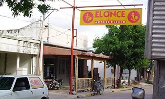 El local asaltado, sobre calle Italia (Foto Melchiori para La Opinión).