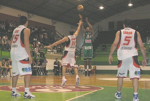 Kenell Sanchez se presentó oficialmente con 2 puntos en 9 minutos.