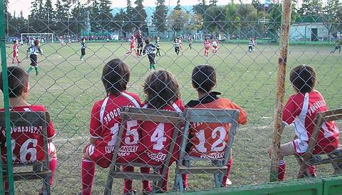 La espera de quienes seguían en el partido siguiente...