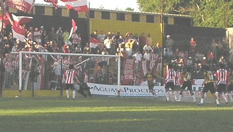La pelota superó al uno juliense y se encamina al gol. Es el tanto de Aníbal Roldán, el que abrió la cuenta.