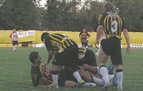 Todos con Fragatta. el dos a cero cerró el partido y le aseguró la victoria al local. Todos con Fragatta. el dos a cero cerró el partido y le aseguró la victoria al local.