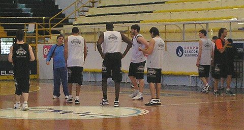 Los jugadores reciben las instrucciones de Lamas. De espaldas, Battle y Pittman observan con atención.