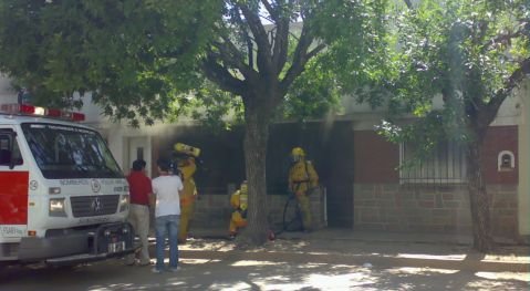 Los bomberos en acción en calle Ameghino.