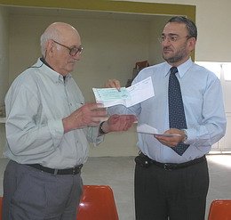 Alcides Calvo en el acto de entrega de subsidios.