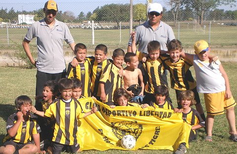 Plantel completo: jugadores y cuerpo técnico campeón (Prensa Libertad).