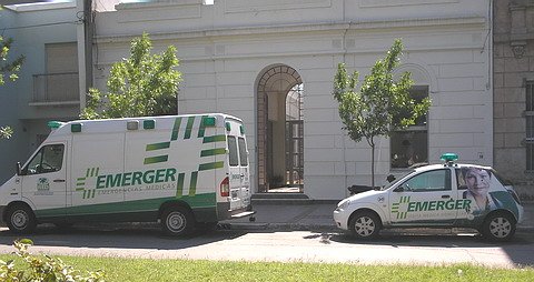 Los móviles de Emerger, hoy por la mañana, frente a la que será la sede de la empresa.