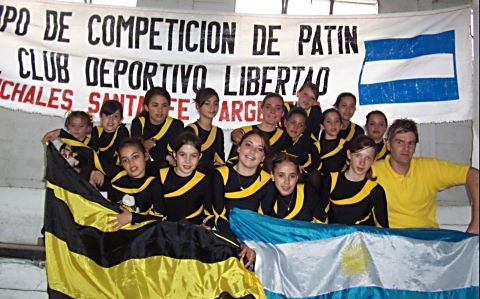 Las chicas aurinegras, en Uruguay (Prensa Patín Competitivo).