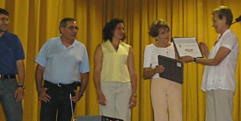 Momento de entrega de plaquetas y reconocimiento para los integrantes de la familia de Casa Biby.