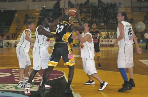 Battle contra todos. Así fue parte del partido. Luego se generó un interesante duo entre Pelussi y Benítez.