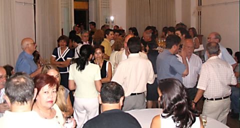 Un momento del brindis entre los presentes (Prensa municipalidad).