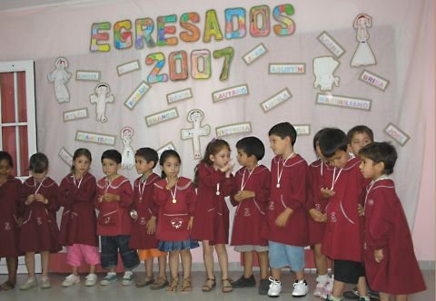 Los egresados, con sus medallas de recuerdo.