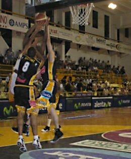 Por acá no. La defensa aurinegra fue por momentos impasable.
