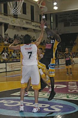 Battle siempre impone respeto debajo del tablero.