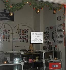 La vidriera, los adornos navideños y los estantes vacíos.