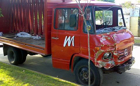 El camión involucrado en el hecho, hoy por la tarde, en la seccional local de Policía.