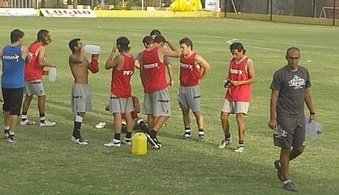 Iván Delfino, ayer, en su primera práctica al frente del plantel aurinegro.
