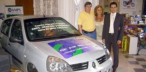 La ganadora junto al vehículo entregado por Nexo.