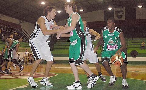 Bobby Madison tuvo un buen partido con 10 tantos.