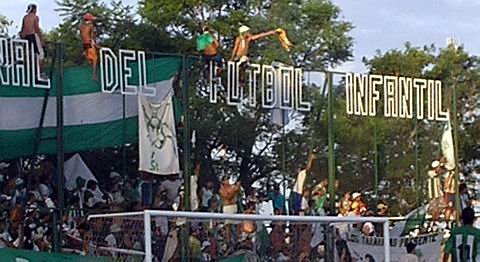 Hinchas queman una bandera de sus rivales, ante la mirada de las autoridades.