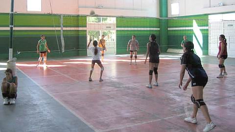 Las chicas, en plena práctica matutina (Prensa Voley Unión).