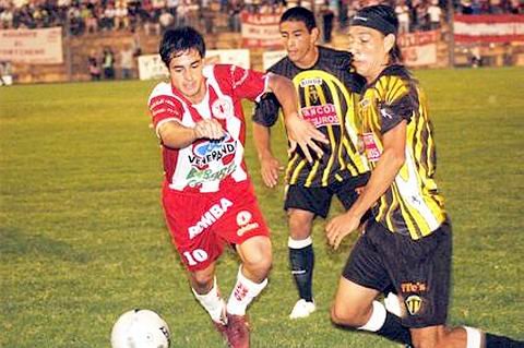 Alumni puso todo y ganó un partido clave para salir de la Promoción (El Diario).