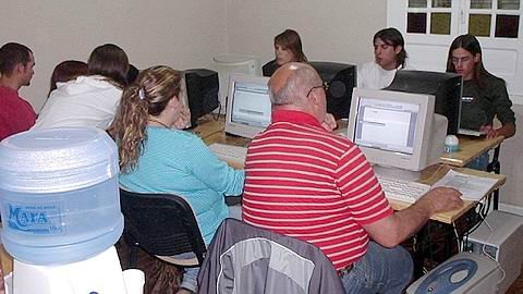 La sala de capacitación, en plena clase.