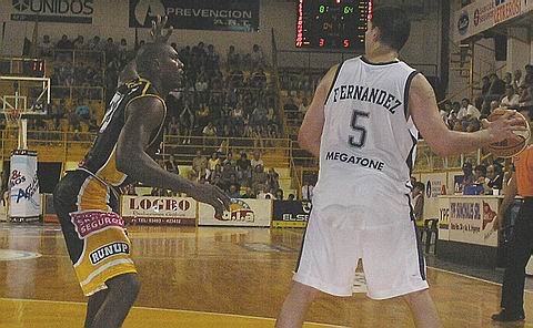 En el duelo de internos estuvieron muy parejos en todos los rubros, en ofensiva, fue 22/14 para el Olímpico.