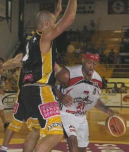 Edwards, con 19 puntos, principal vía de ataque de Quilmes.