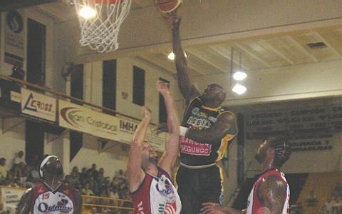 Más alto que todos. Battle fue clave junto a Pelussi en la victoria de hoy.