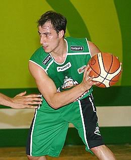 Gastón encestó el triple de la victoria, asegurando la punta en soledad.